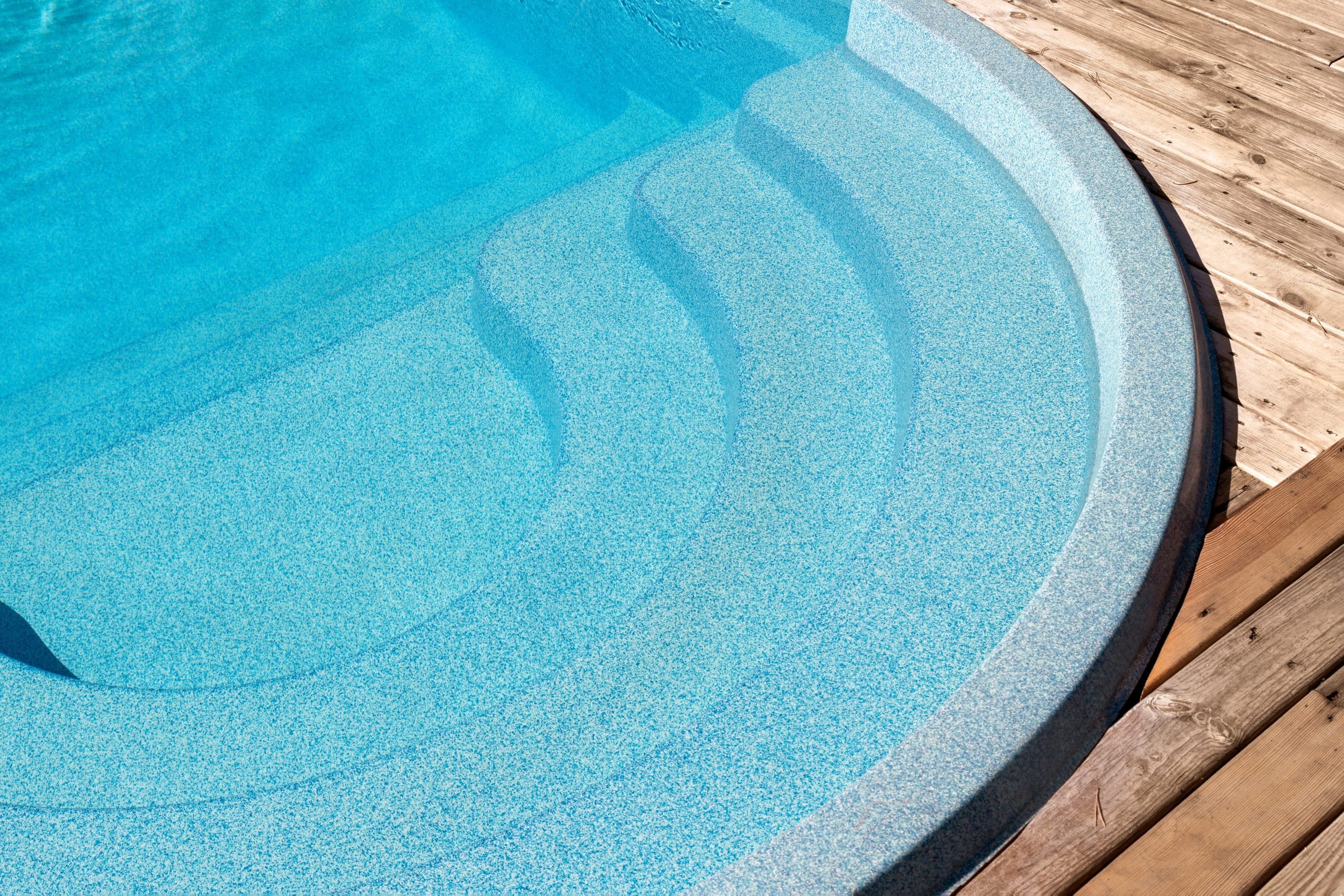 Guide pour bien préparer votre terrain avant l’installation de la piscine : Étapes clés