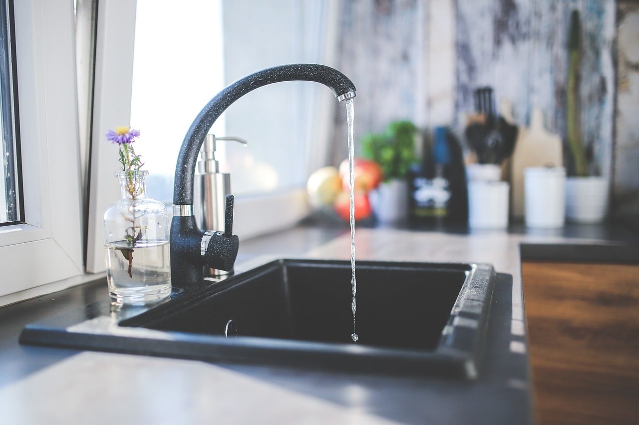 Comment réparer une fuite d’eau sous un évier : étapes et conseils